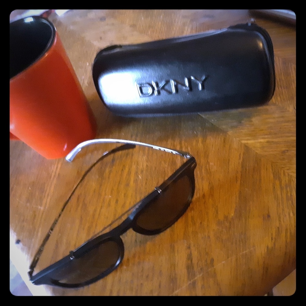 Dkny modern metal rimmed black sunglasses